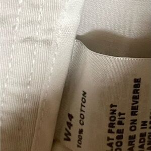 White Cotton Men’s Shorts. Size W44.
No stains, tears. Smoke free